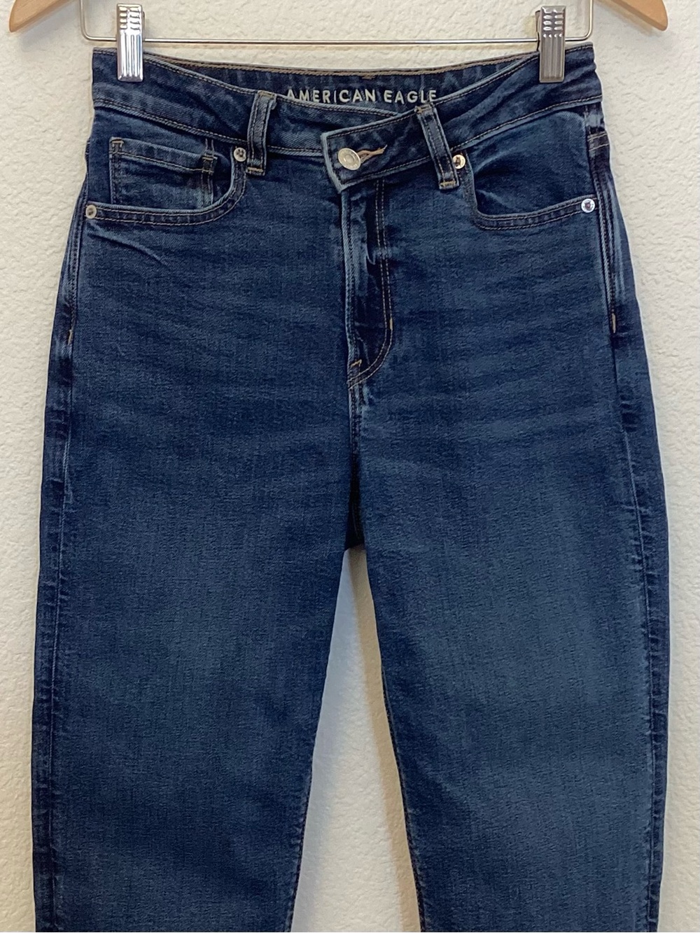 American Eagle 2 Short Mom Straight Jeans High Rise Women’s Crossover Waist 2022 - Picture 5 of 16
